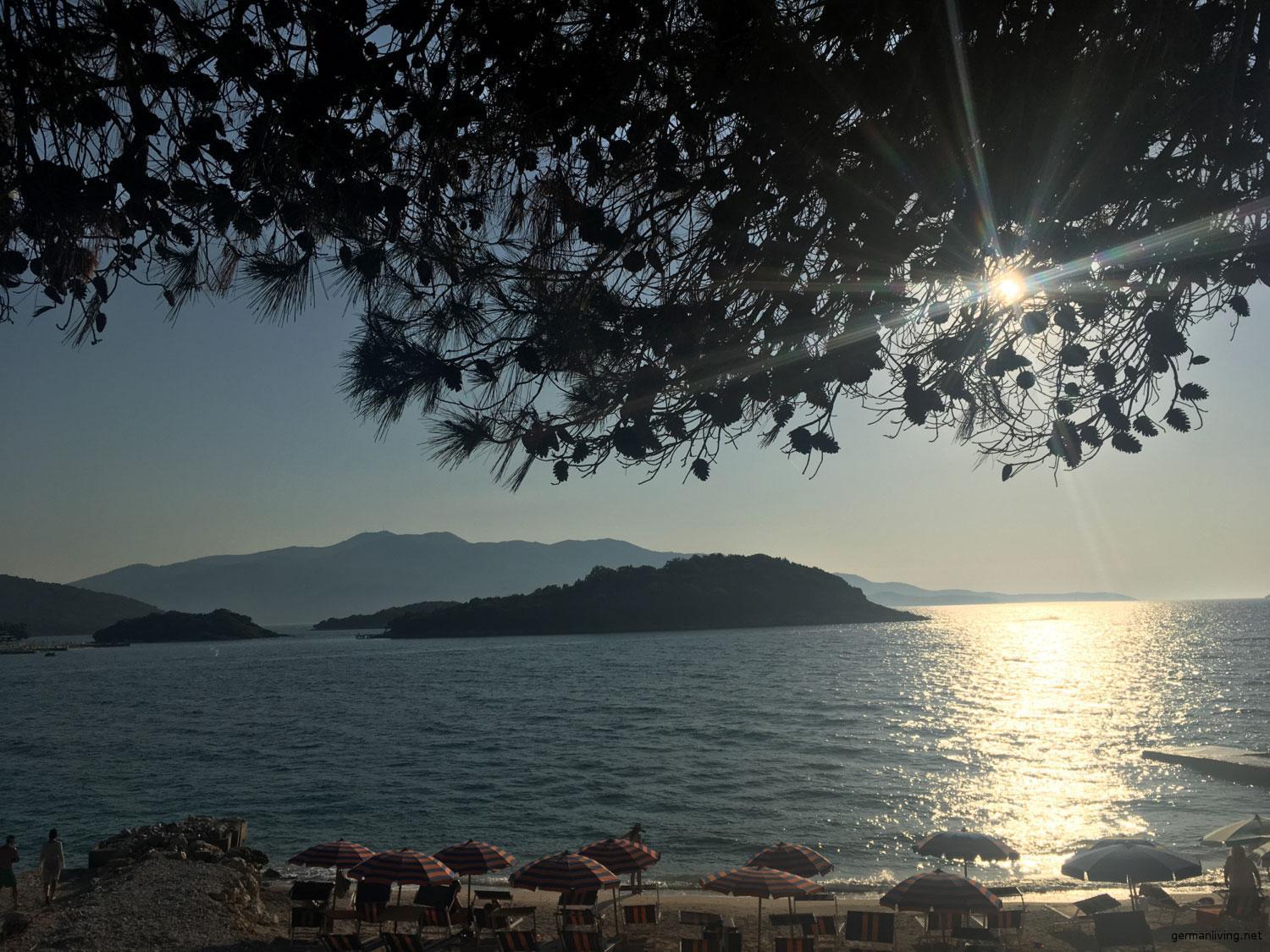 Die Bucht von Ksamil - Albanien. Im Hintergrund Korfu
